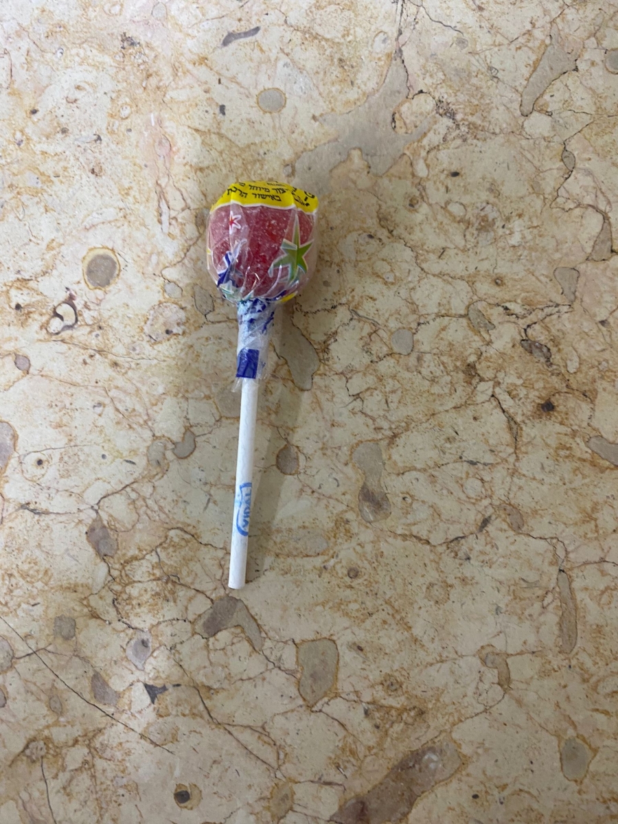 סוכריה על מקל אדומה